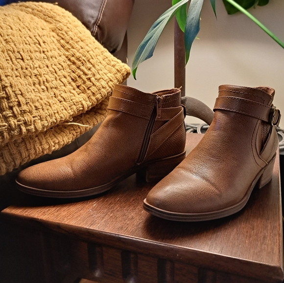 Denver Hayes Ankle Boots - Picture 3 of 5